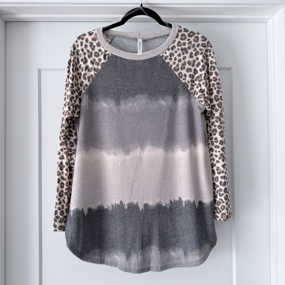 NWOT-Emerald Brand Leopard Sleeve Gray Ombre Raglan Top - Women Sz M - Picture 2 of 10